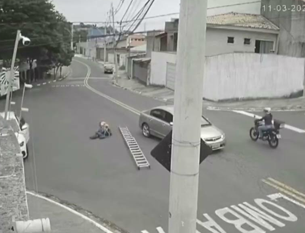 Motorista Bate Em Escada E Derruba Técnico De Redes (foto Reprodução Redes Sociais)
