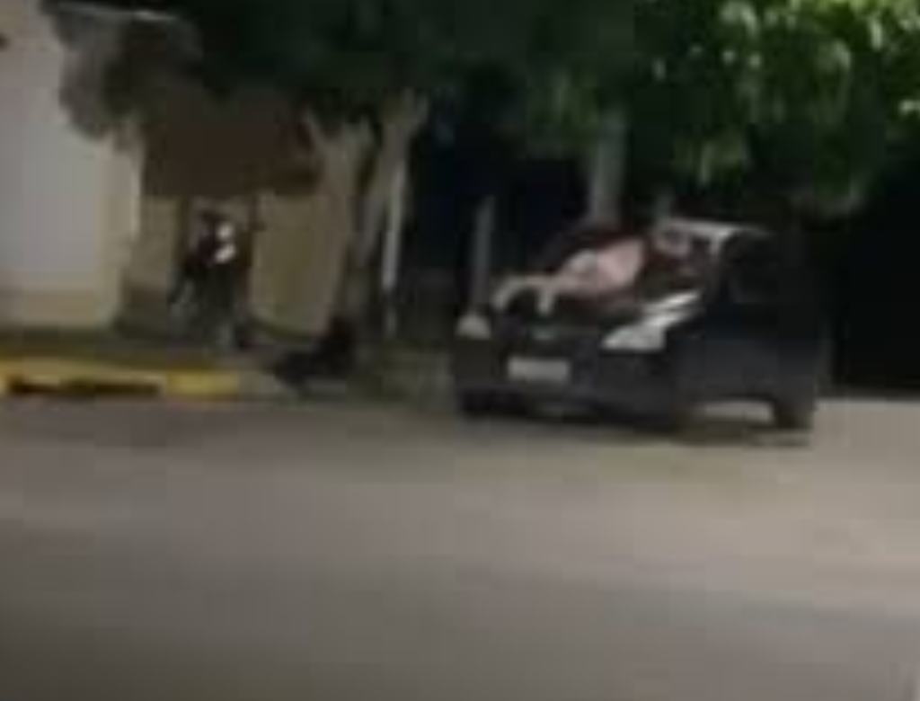 Mulher Se Agarra A Capô De Carro Em Movimento Para Impedir Fuga Do Marido (foto Reprodução Redes Sociais)