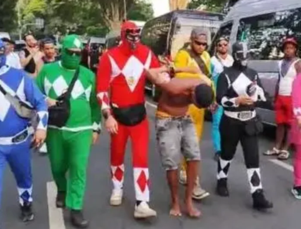 Policiais Realizam Abordagem Fantasiados De Power Rangers (foto Reprodução Redes Sociais)