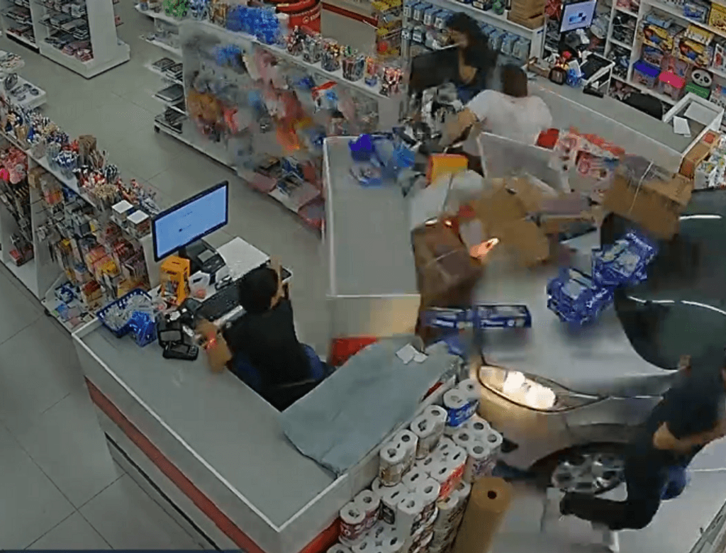 Portalcbncampinas.com.br Mostorista Perde Controle Da Direcao E Invade Papelaria Em Limeira Papelaria Limiera(1)