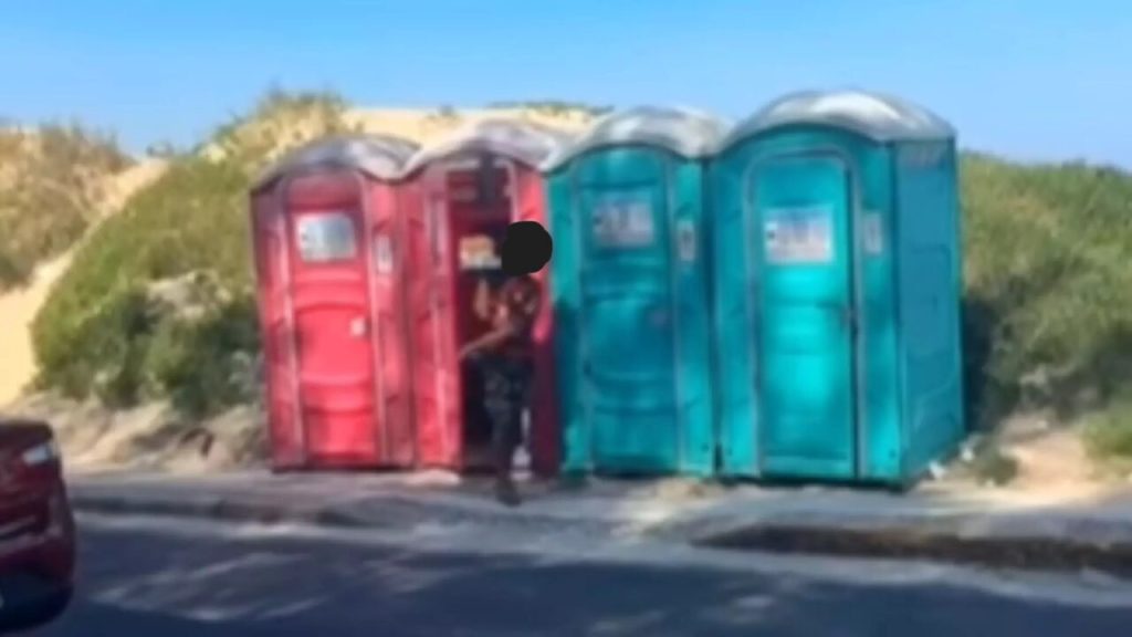 Vendedor De Churros E Flagrado Saindo De Banheiro Quimico Com Bandeja No Litoral Norte E Video Viraliza No Pais Www.studio.tv.br 06 03 2025 21 03 25