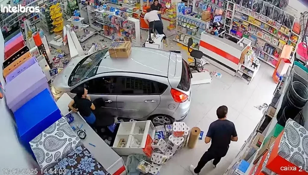 Video Carro Invade Papelaria E Por Pouco Nao Atinge Funcionarias Da Loja 6893fe12 478f 440d 9a47 15a067998842.jpg