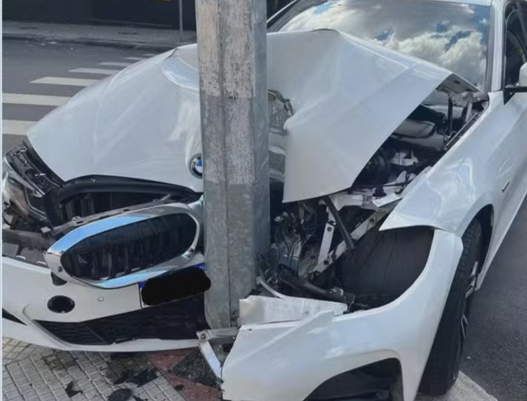 Adolescente Dirige Bmw, Bate Em Poste, Abandona Carro E Foge (foto Reprodução Redes Sociais)