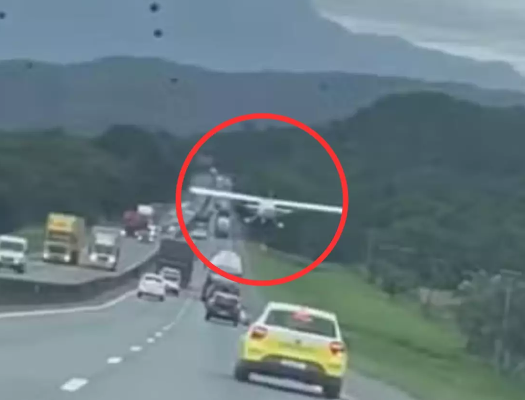 Avião Faz Pouso De Emergência Entre Carros (foto Reprodução Redes Sociais)