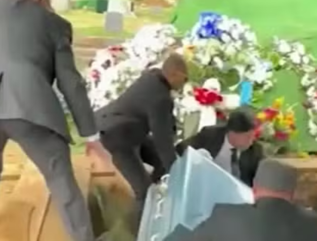 Chão Cede, E Homens Que Carregavam Caixão Acabam Caindo Em Túmulo (foto Reprodução Redes Sociais)