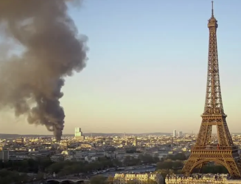 Incêndio de grandes proporções atinge usina de reciclagem em Paris (Foto Reprodução Redes Sociais)