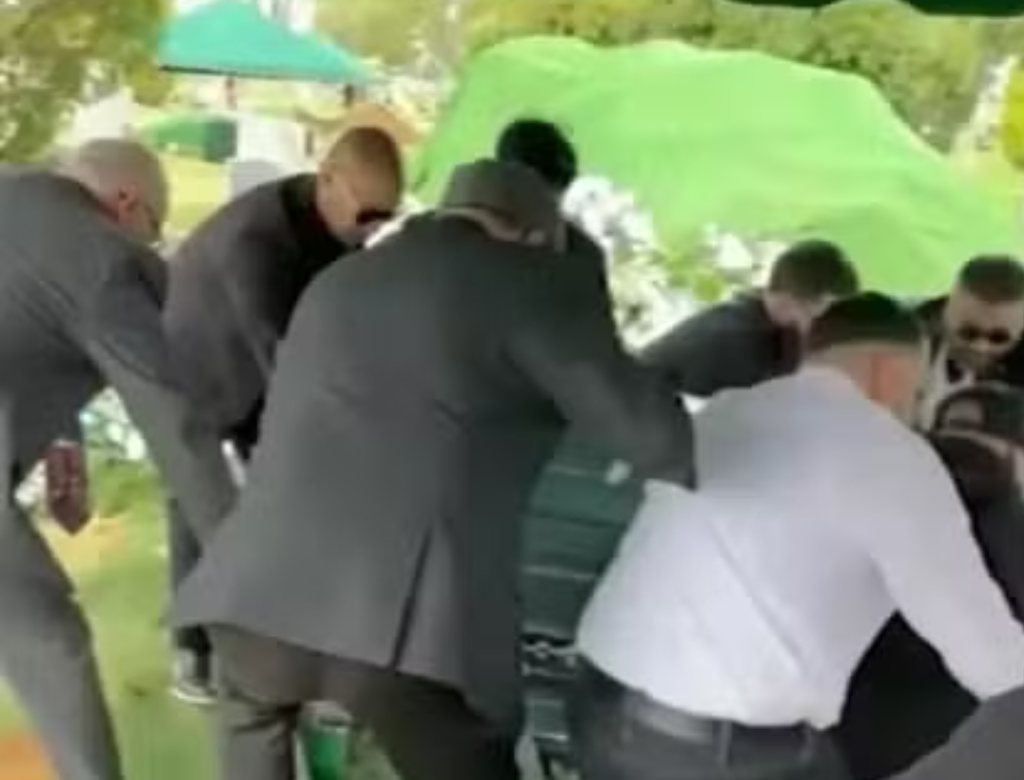 Chão cede, e homens que carregavam caixão acabam caindo em túmulo (Foto Reprodução Redes Sociais)