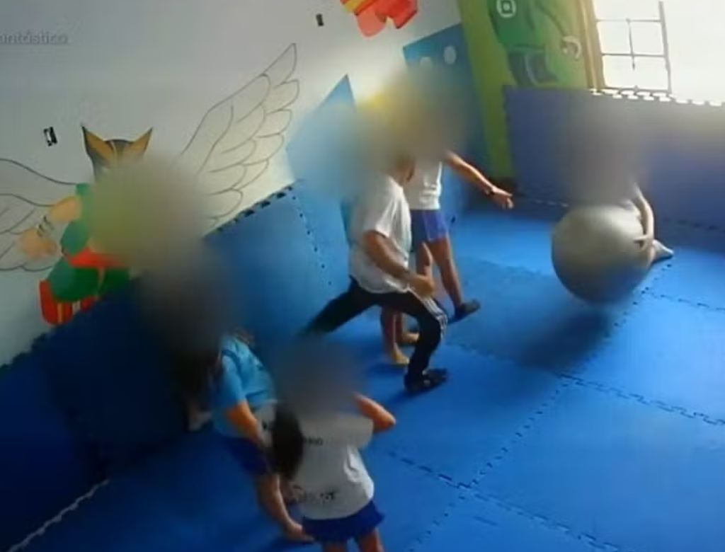 Professor dá 'rasteira' em aluno com autismo durante aula de capoeira (Foto Reprodução Redes Sociais)