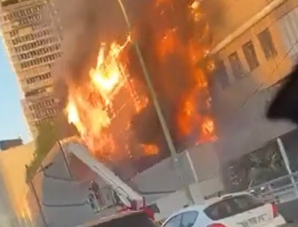 Incêndio de grandes proporções atinge usina de reciclagem em Paris (Foto Reprodução Redes Sociais)