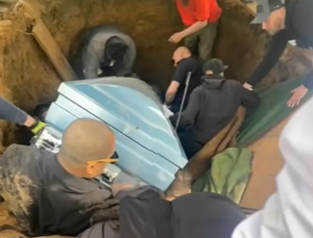 Chão cede, e homens que carregavam caixão acabam caindo em túmulo (Foto Reprodução Redes Sociais)