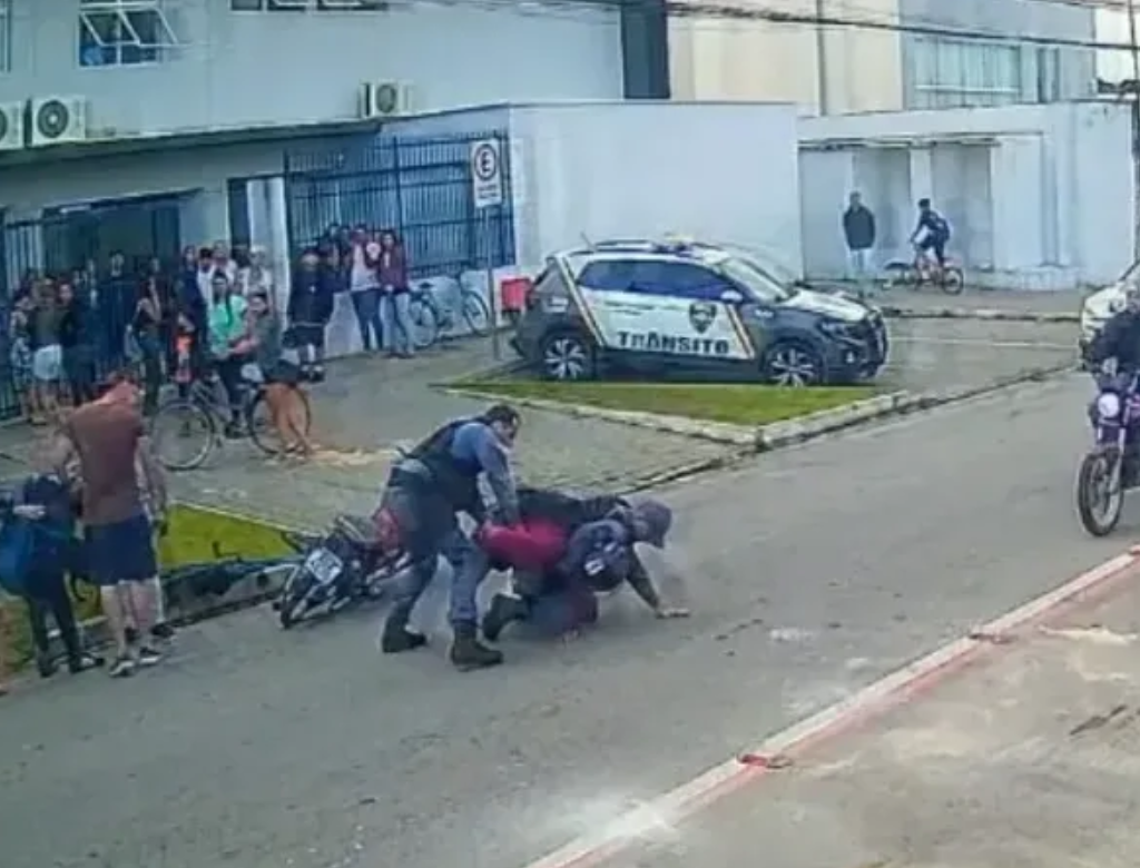 Guarda chuta moto e ação termina com pai e filho atropelados (Foto Reprodução Redes Sociais)