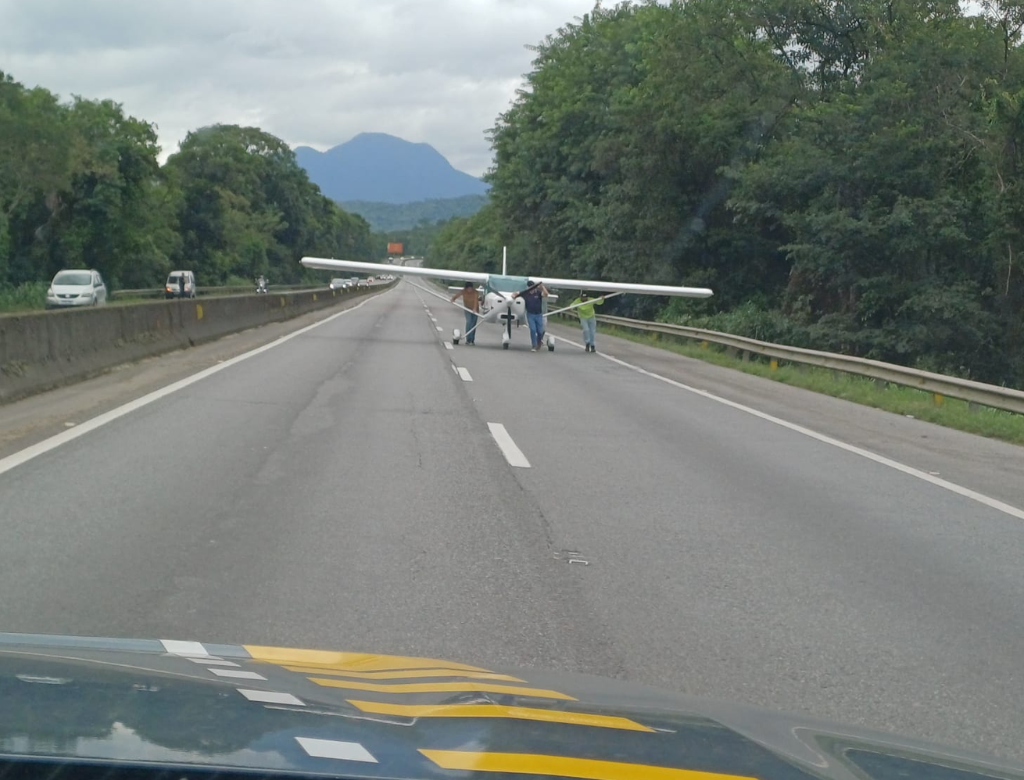 Avião faz pouso de emergência entre carros (Foto Reprodução Redes Sociais)