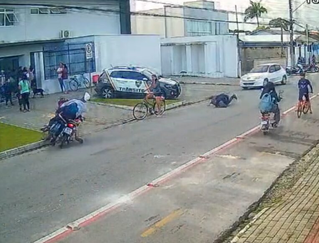 Guarda chuta moto e ação termina com pai e filho atropelados (Foto Reprodução Redes Sociais)
