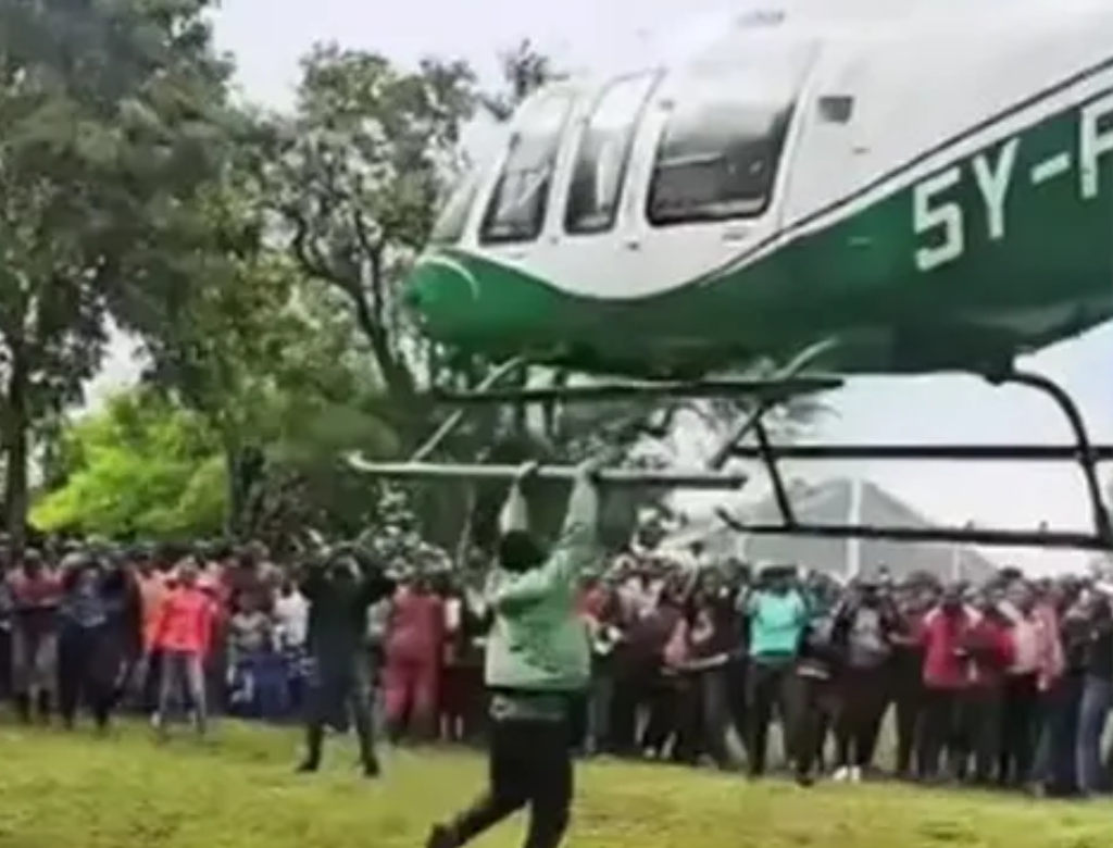 Homem se agarra a helicóptero após ter pedido de dinheiro negado (Foto Reprodução Redes Sociais)