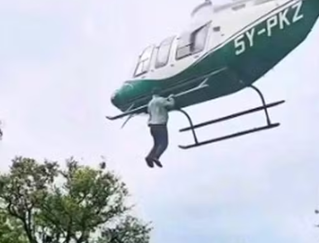 Homem se agarra a helicóptero após ter pedido de dinheiro negado (Foto Reprodução Redes Sociais)