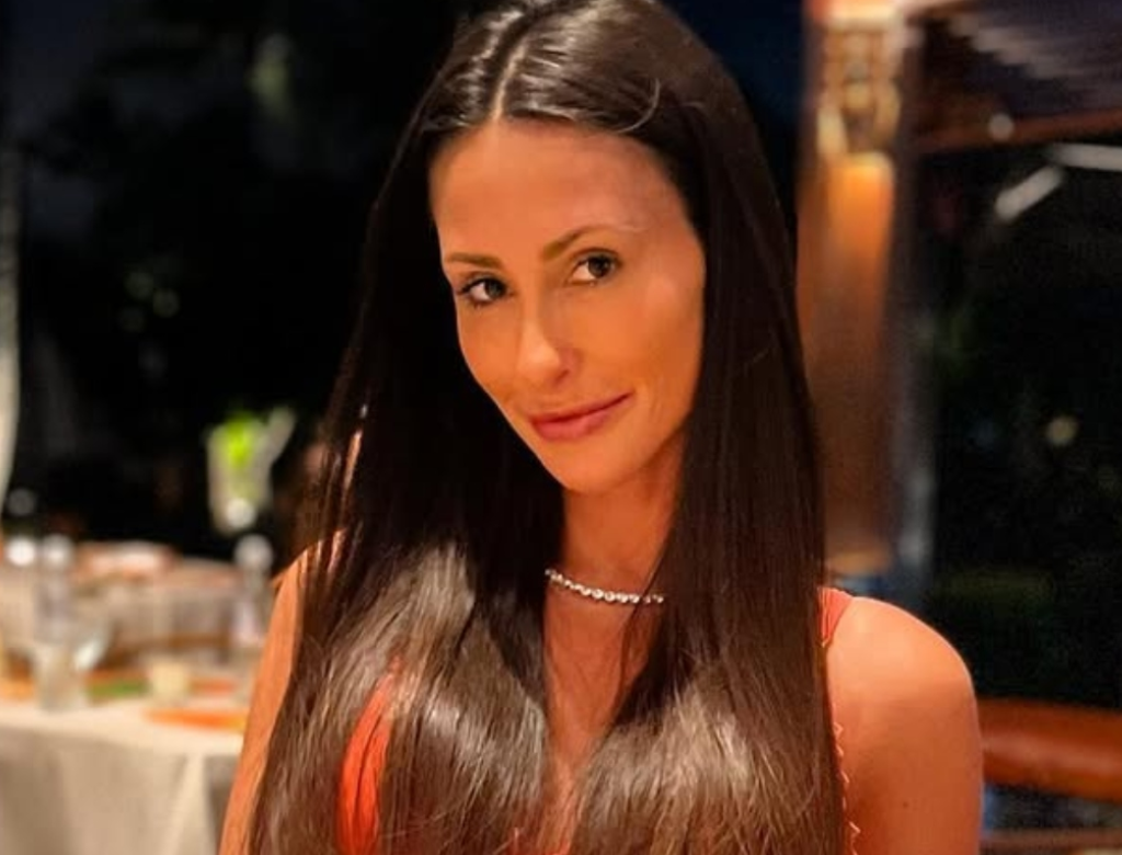Influencer diz que foi esfaqueada ao descobrir romance do pai com babá (Foto Reprodução Redes Sociais)