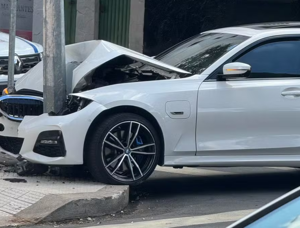 Adolescente dirige BMW, bate em poste, abandona carro e foge (Foto Reprodução Redes Sociais)