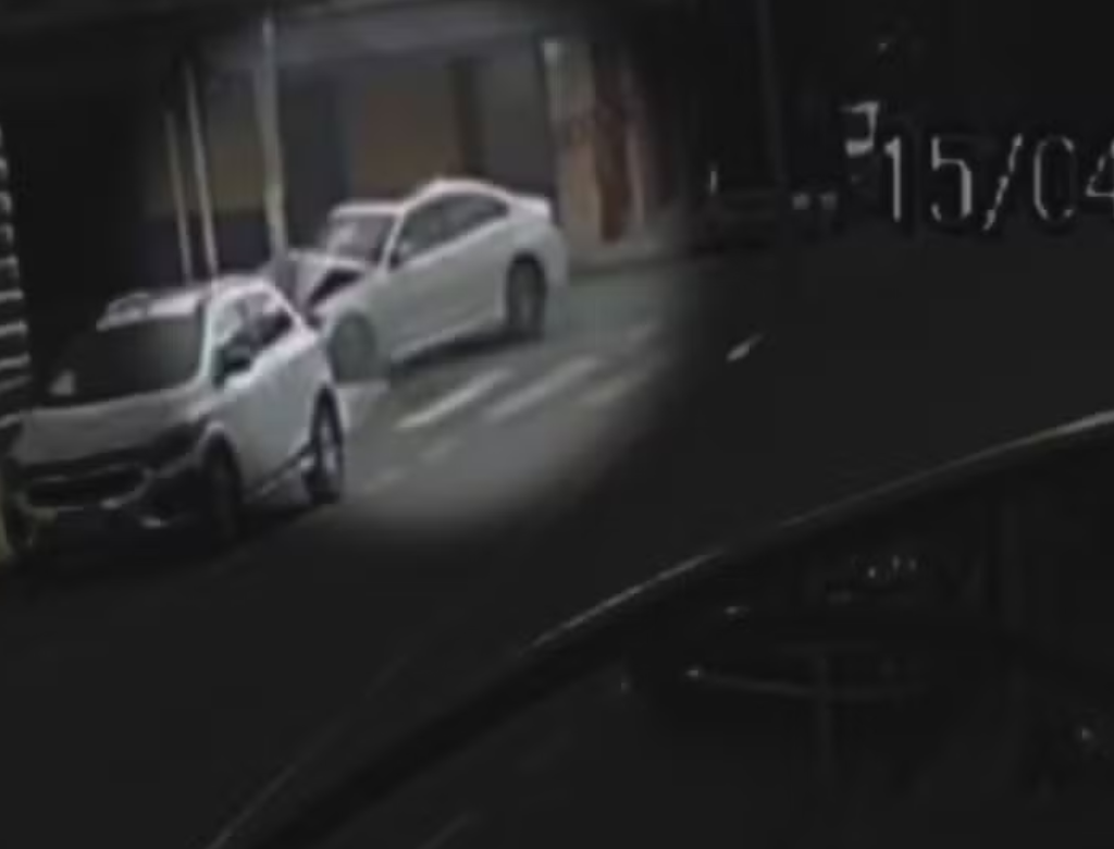Adolescente dirige BMW, bate em poste, abandona carro e foge (Foto Reprodução Redes Sociais)