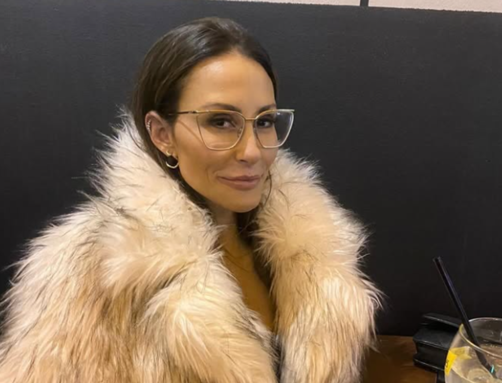 Influencer diz que foi esfaqueada ao descobrir romance do pai com babá (Foto Reprodução Redes Sociais)