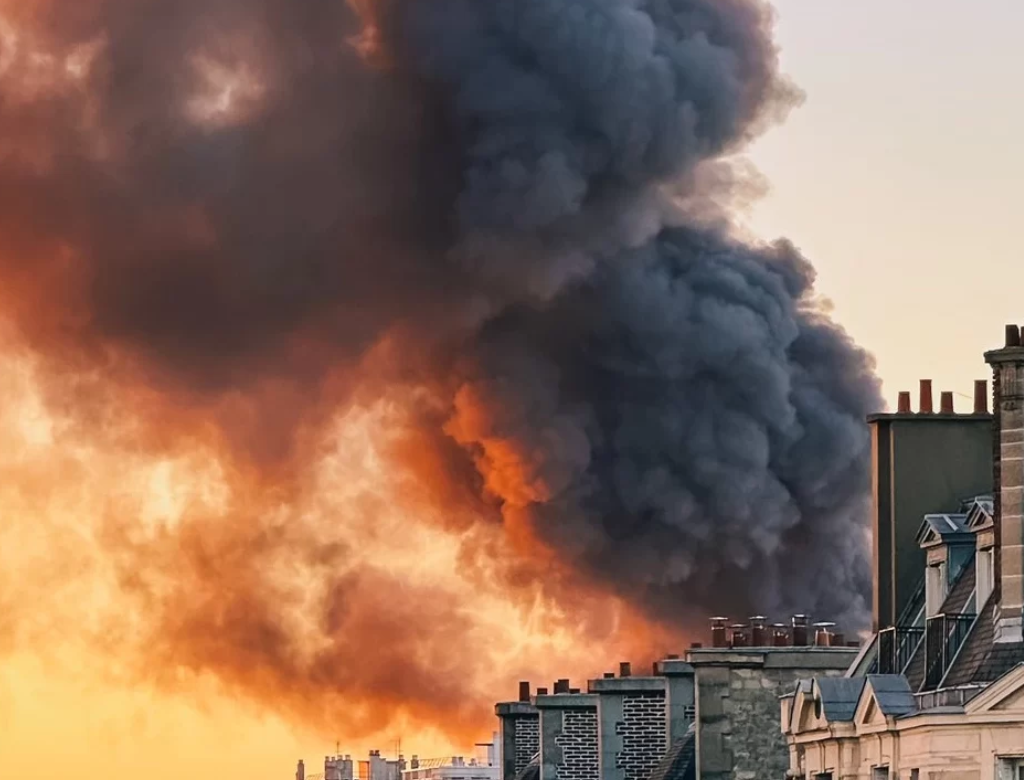 Incêndio De Grandes Proporções Atinge Usina De Reciclagem Em Paris (foto Reprodução Redes Sociais)