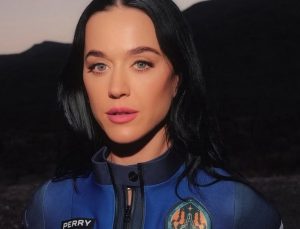 Katy Perry vestida e prestes a ir para o espaço