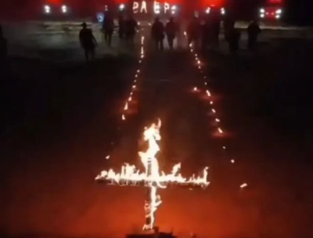Pms São Flagrados Queimando Cruzes E Fazendo Saudação Que Remete Ao Nazismo (foto Reprodução Redes Sociais)