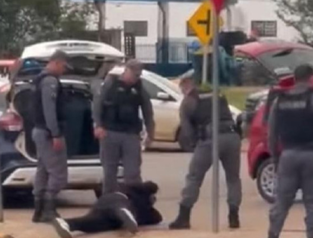 Policiais Militares Espancam Homem No Meio Da Rua (foto Reprodução Redes Sociais)