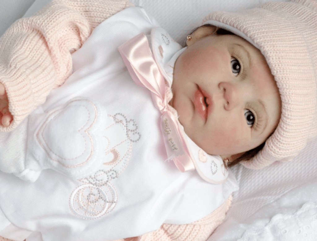 deputado de MG quer proibir atendimento a bebê reborn no SUS