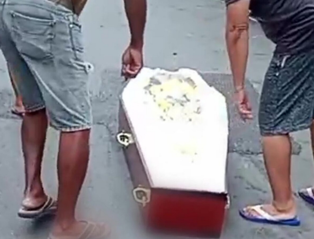 Caixão (foto Reprodução Redes Sociais)