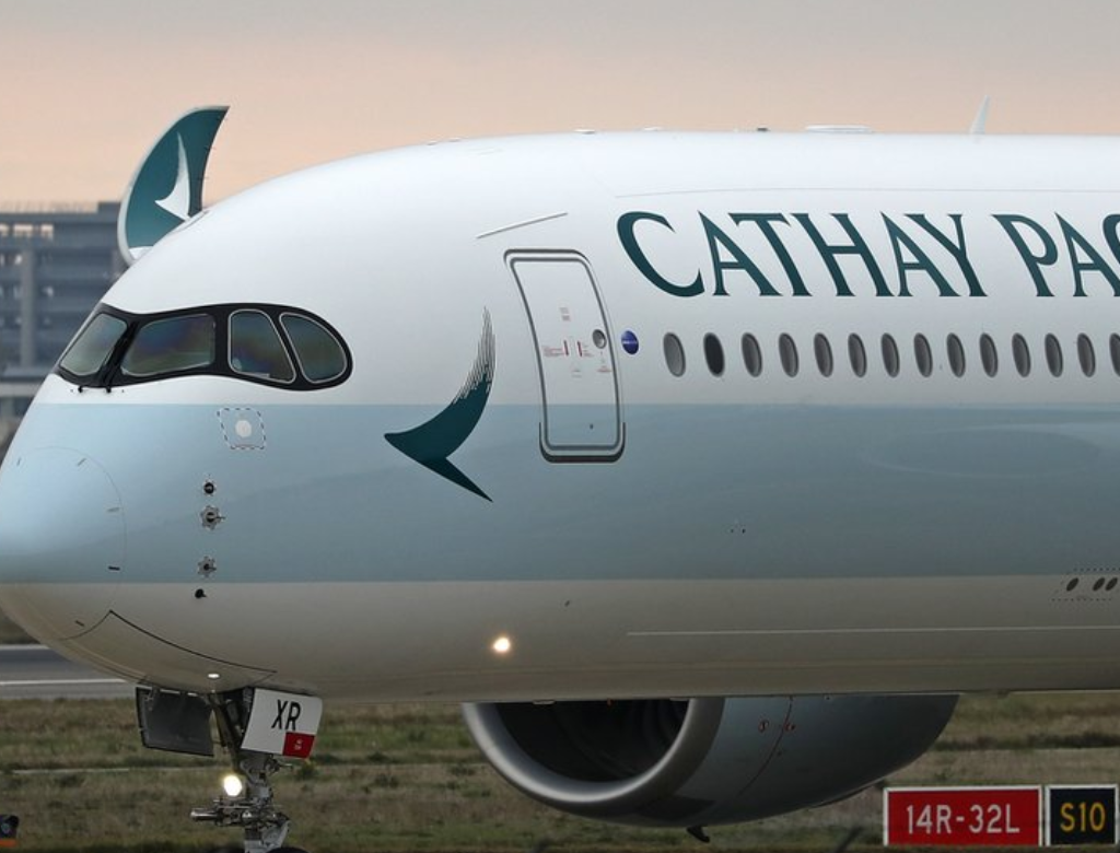 Comissária Serve Vinho A Criança De Três Anos Em Voo Da Cathay Pacific (foto Reprodução Redes Sociais)