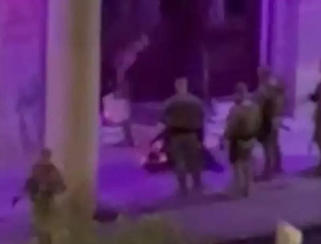 Policiais são flagrados agredindo homens em situação de rua (Foto Reprodução Redes Sociais)