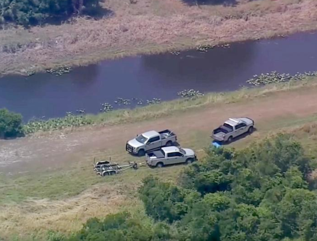 Jacaré derruba mulher de canoa e a devora (Foto Reprodução Redes Sociais)