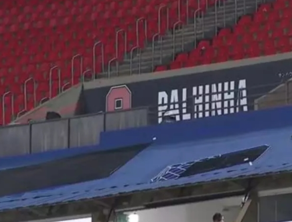 Placa de metal despenca durante jogo do São Paulo e deixa feridos (Foto Reprodução Redes Sociais)