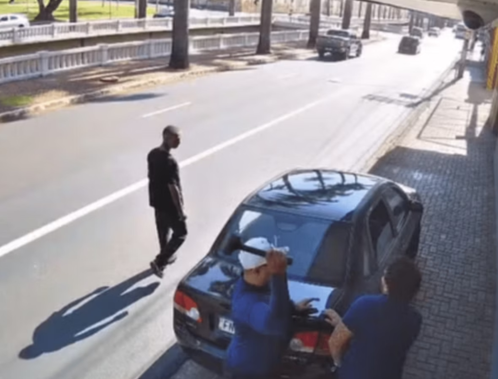 Motorista de aplicativo agride passageiro com martelo (Foto Reprodução Redes Sociais)