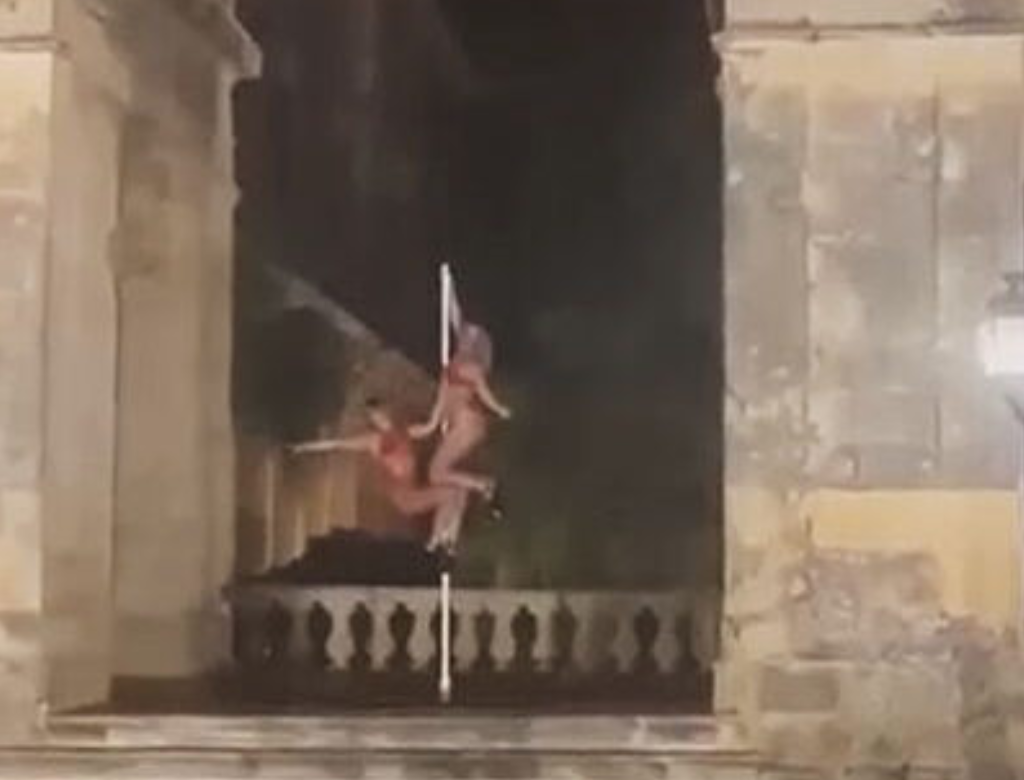 Mulheres fazem pole dance em monumento histórico na Grécia (Foto Reprodução Redes Sociais)