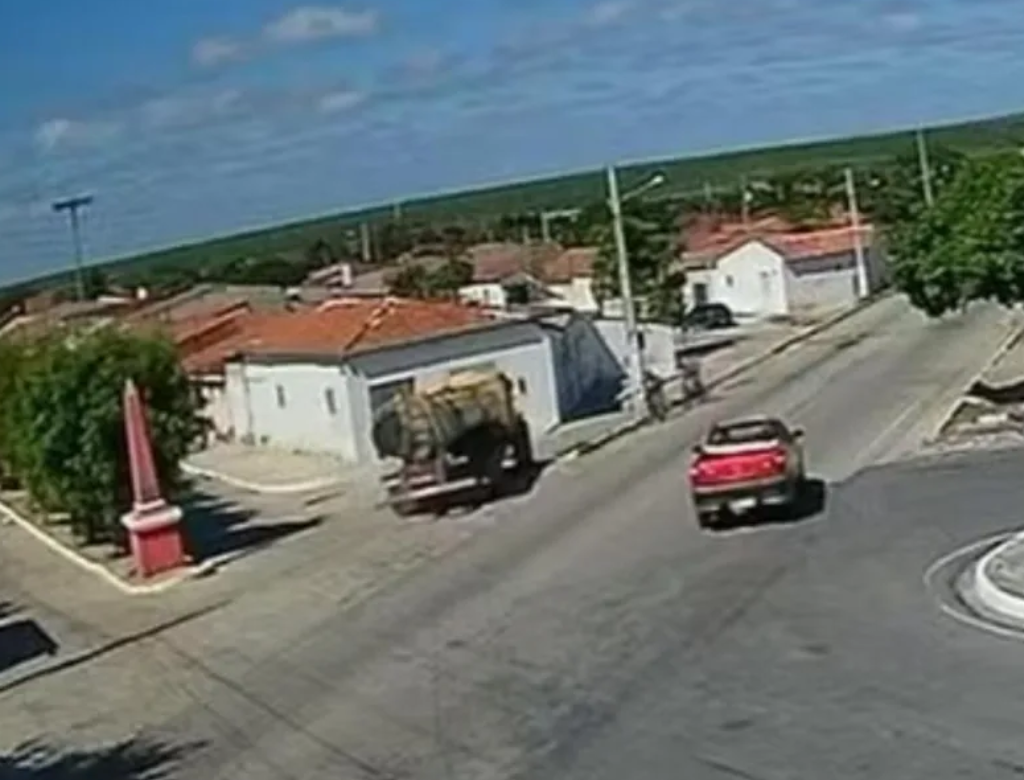 Criança cai de bicicleta e morre atropelada por caminhão (Foto Reprodução Redes Sociais)