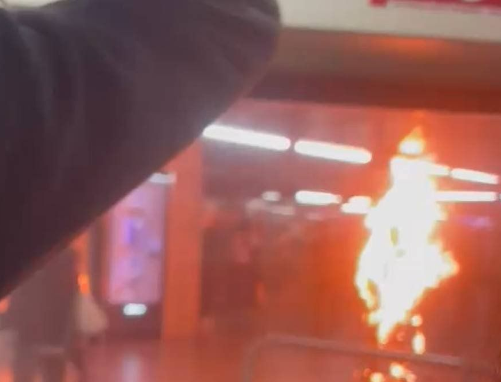 Homem põe fogo em si mesmo dentro de estação do metrô de SP (Foto Reprodução Redes Sociais)