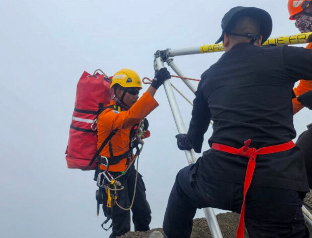 Afp 20250624 63ng49m V1 Highres Indonesiarescuerssearchformissingbrazilianhiker 620x620(1)