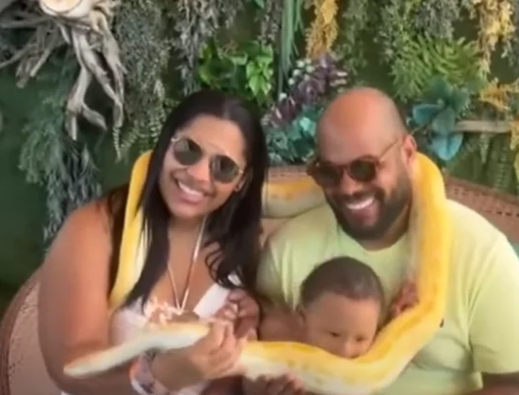 Bebê Morde Cobra Durante Foto Com Os Pais (foto Reprodução Redes Sociais)