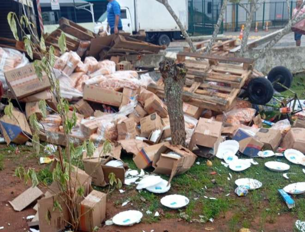 Caminhão Tomba Após Derrapar Em Pista Molhada E Derruba Muro De Casa (foto Reprodução Redes Sociais)
