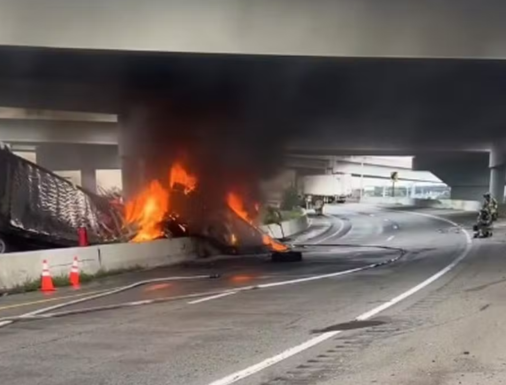 Motorista pula de caminhão em chamas prestes a despencar de viaduto e sobrevive (Foto Reprodução Redes Sociais)