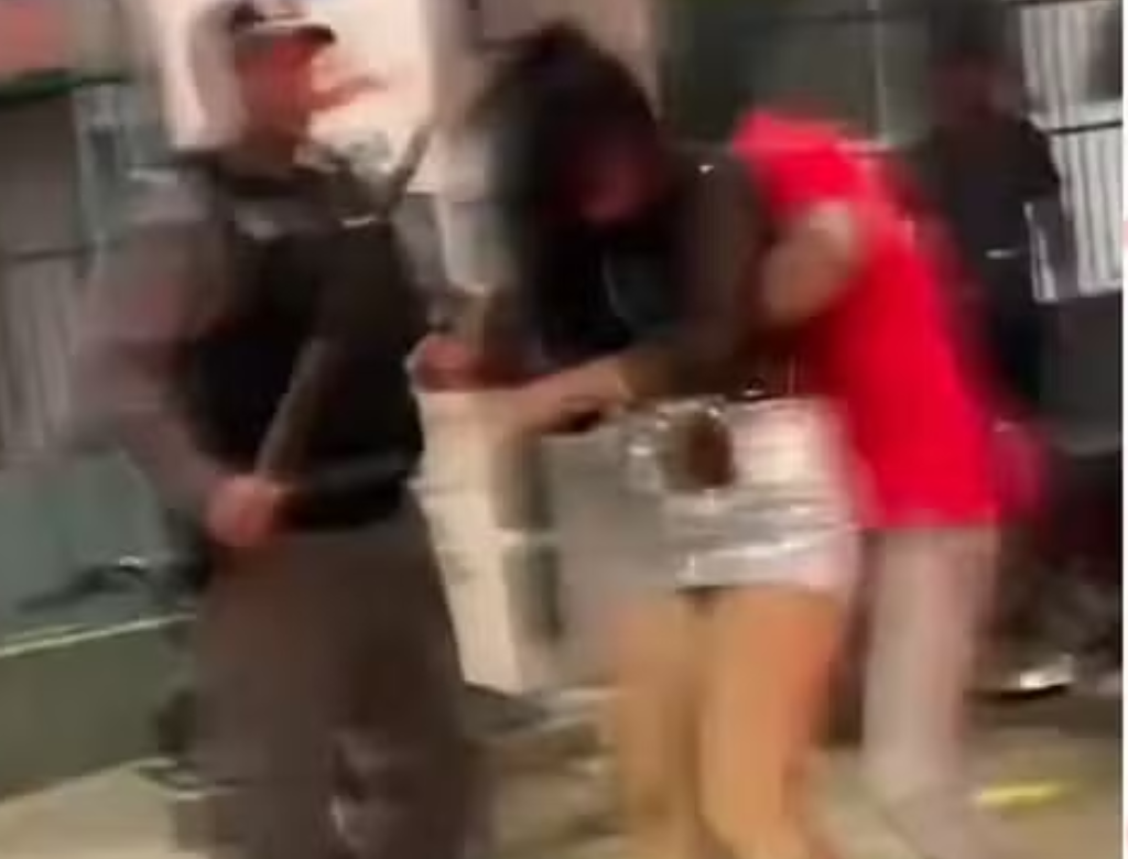Policial militar agride mulher com pedaço de pau durante festa junina (Foto Reprodução Redes Sociais)