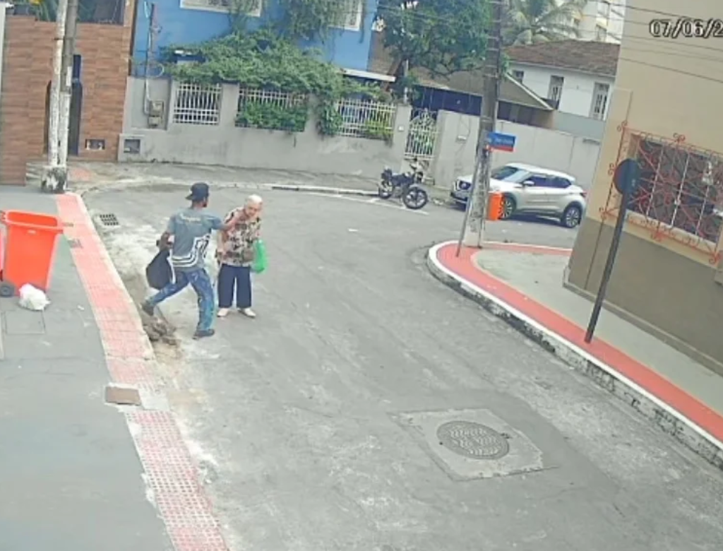 Idosa De 93 Anos é Derrubada Durante Assalto Em Vitória (foto Reprodução Redes Sociais)