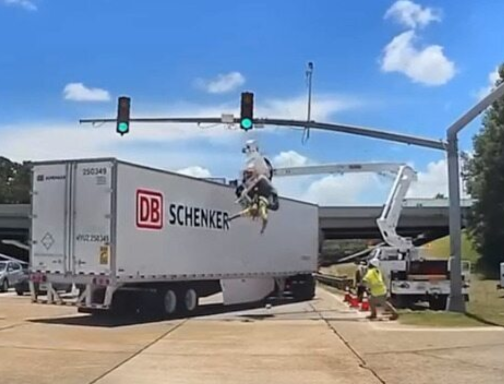 Eletricista é Atingido Por Caminhão E Fica Pendurado Nos Eua (foto Reprodução Redes Sociais)