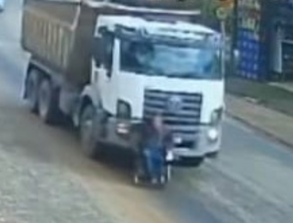 Homem Em Cadeira De Rodas é Arrastado Por Caminhão (foto Reprodução Redes Sociais)