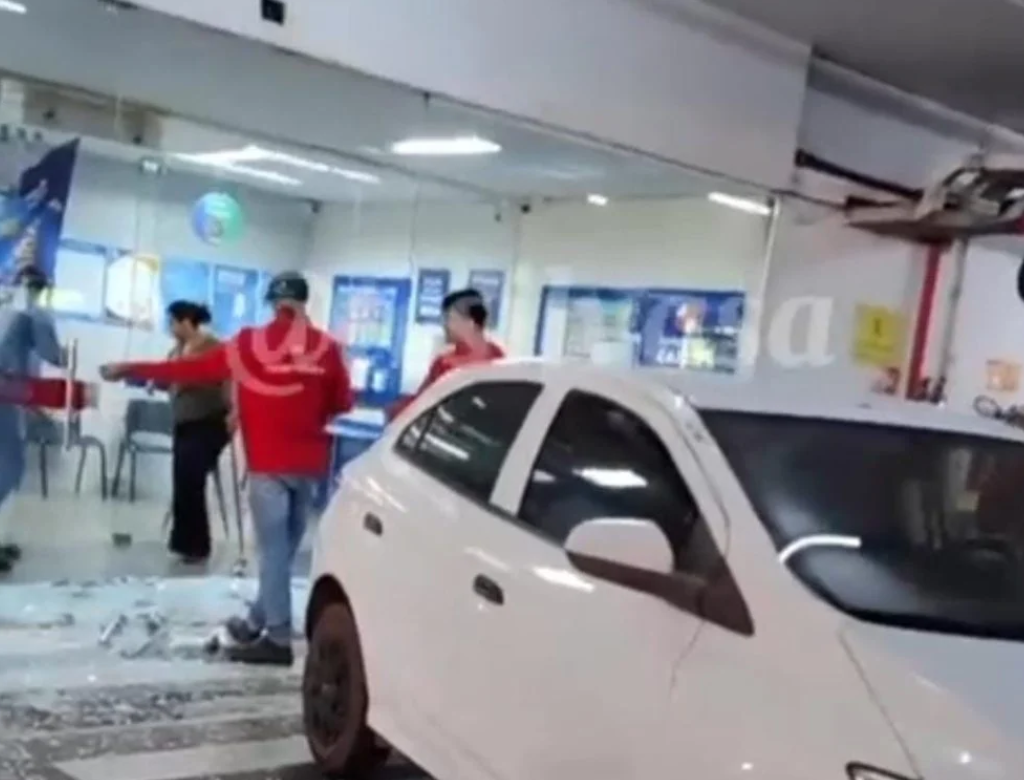 Homem Embriagado Quebra Vidraça De Supermercado (foto Reprodução Redes Sociais)
