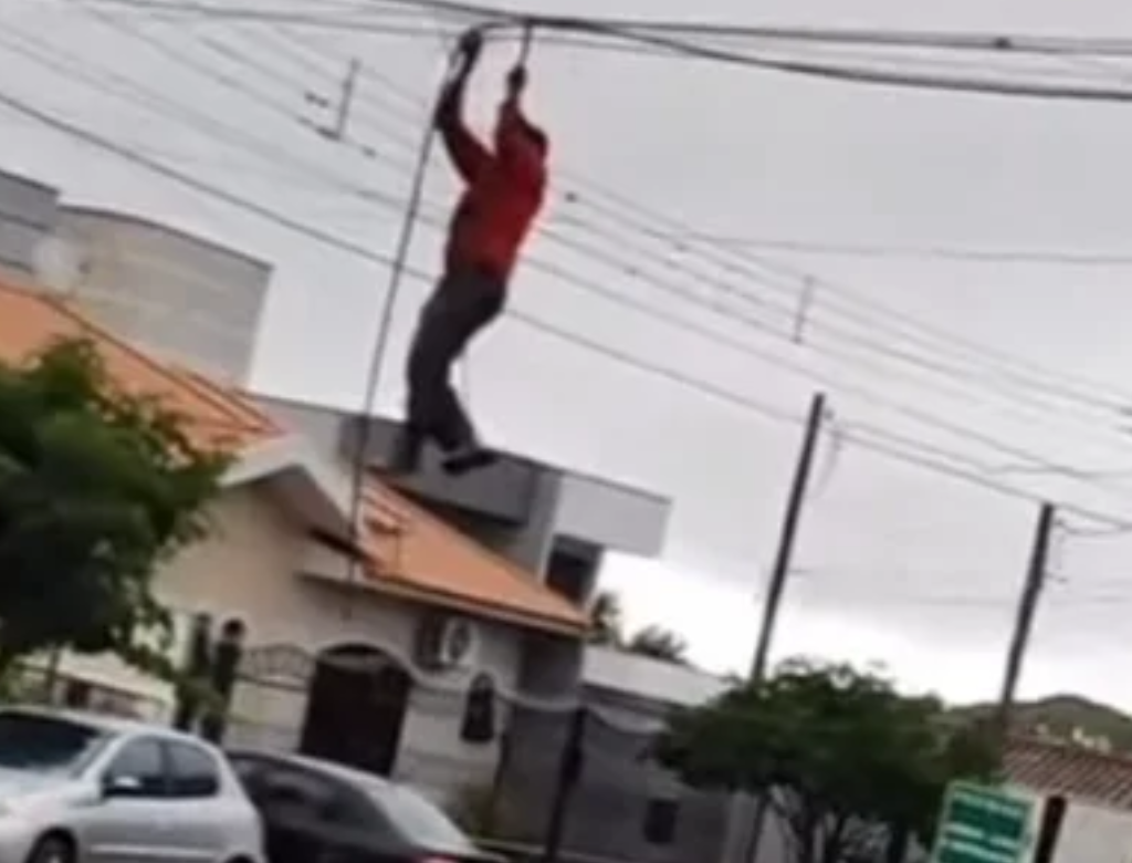 Homem Fica Pendurado Para Furtar Fios De Telefonia (foto Reprodução Redes Sociais)