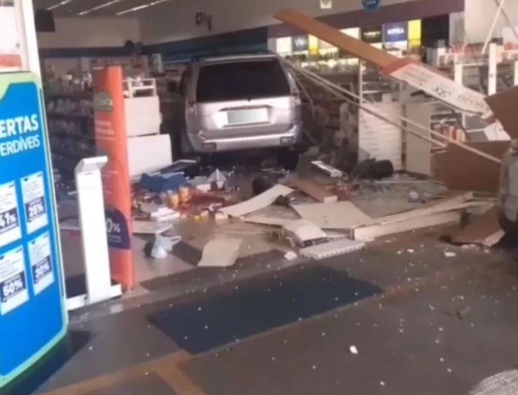 Idosa Perde O Controle Do Carro E Invade Farmácia No Interior De Sp (foto Reprodução Redes Sociais)