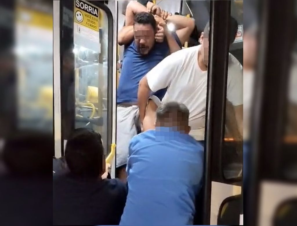 Momento Em Que O Homem E Retirado De Onibus
