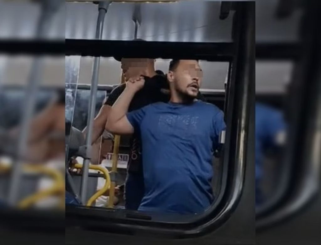 O Homem Segura Um Passageiro Pela Camisa